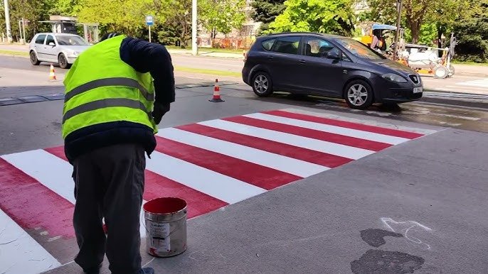 Русе пребоядиса „зебрите“ в червено и бяло: Хората искат мярката да стане стандарт