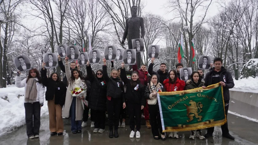 Гимназисти от ПГ „Йосиф Вондрак“ в Русе извиха празнично хоро и дариха мартеници на онкоболни