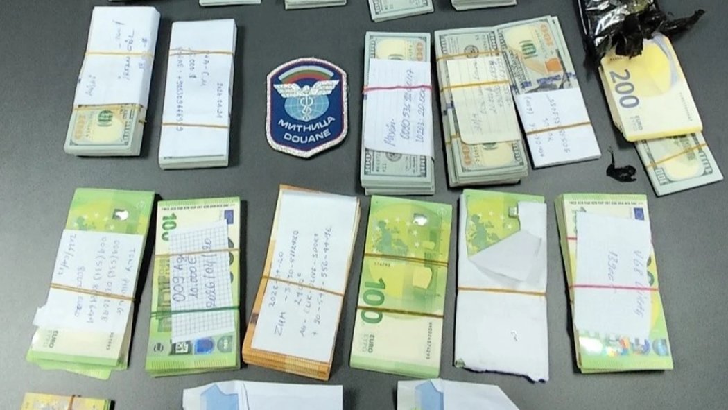 Черни найлонови пакети в кабината: Митничари откриха близо 200 000 евро на ТИР терминала във Видин