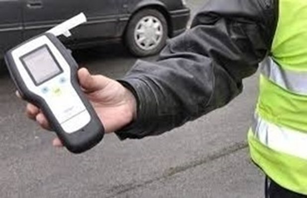 Пиян шофьор помете 15 колчета и се заби в две липи в Цар Калоян