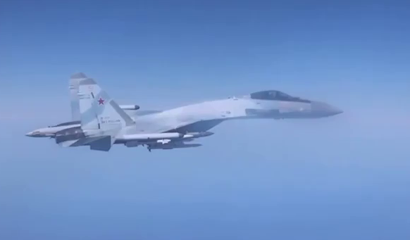 Опасна игра над Черно море: Руски Су-35 доближи британски самолет на метри (ВИДЕО)