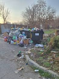 Боклукът преля край ученическите общежития в Русе: Повече от седмица без извозване