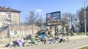 Горящ боклук насред Русе: Сметовоз изсипа димящ товар на бул. &bdquo;Неофит Бозвели&ldquo;