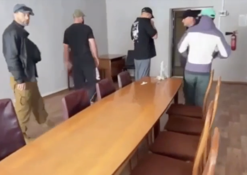 Стрелба в кметство в Украйна (ВИДЕО)
