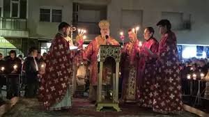 Великден в Русе: Стотици посрещнаха Възкресението в катедралата &bdquo;Света Троица&ldquo;