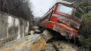 Влакът Русе&ndash;Пловдив дерайлира край Трявна: Свлачище рани трима, движението е спряно