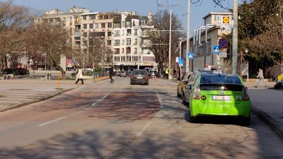 Трети ремонт за година: В Русе пробват &bdquo;специален бетон&ldquo; на пропадащото кръстовище край &bdquo;Халите&ldquo;