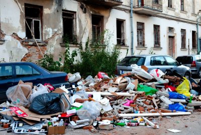 Нерегламентирано сметище и изоставена сграда в Русе: Граждани искат спешни глоби и издирване на собственика