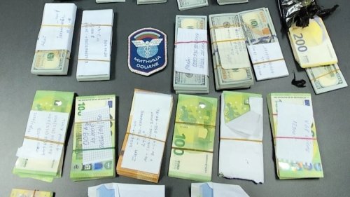Черни найлонови пакети в кабината: Митничари откриха близо 200 000 евро на ТИР терминала във Видин
