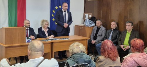 Щръклево посрещна &bdquo;Прогресивна България&ldquo; с пълна зала и много въпроси