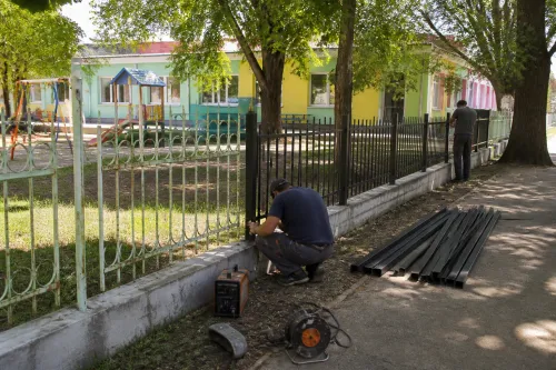 ДГ „Русалка“ сменя 47-годишната ограда с нова