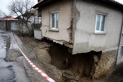 Къща в Екзарх Йосиф пропада след ВиК авария