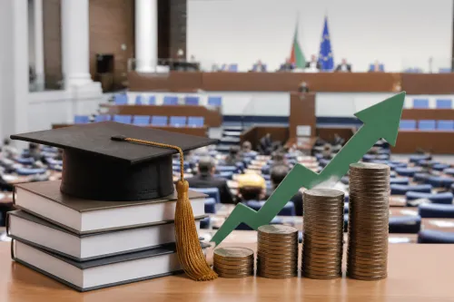 Парламентът ограничи: Таксите за платено обучение растат най-много с 20%