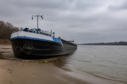 Кораб заседна край Русе, ограниченията по Дунав остават