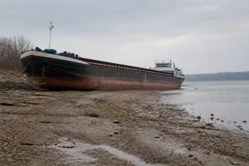 Баржа заседна край Русе при минус 104 см Дунав