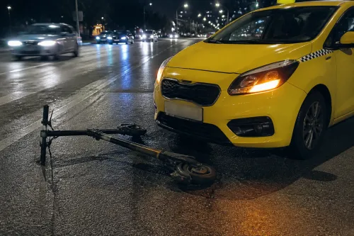 Такси блъсна младеж с тротинетка без светлини в Русе