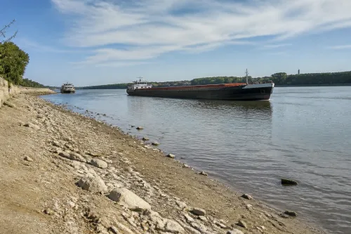 Дунав пада рязко при Русе, корабоплаването остава затруднено