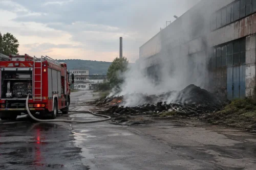 Ново тлеещо огнище край цеха в Бяла отново вдигна пожарникарите