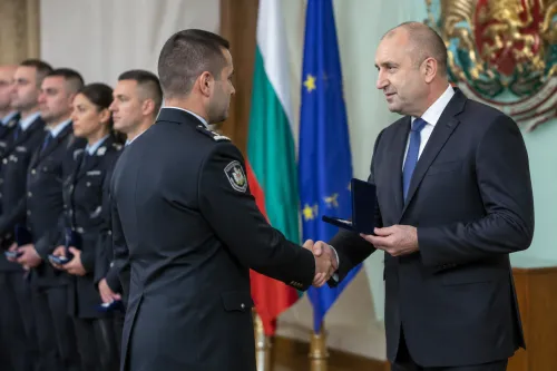 Румен Радев награди 15 служители на МВР за удари срещу наркотици