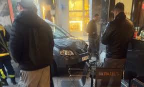Кола с български номера се вряза в кафене в центъра на Атина: Полицията задържа водача