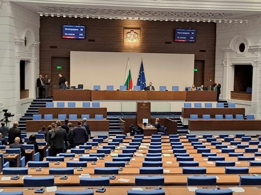 Парламентът под натиск: Трябва спешно да удължи бюджета до края на март