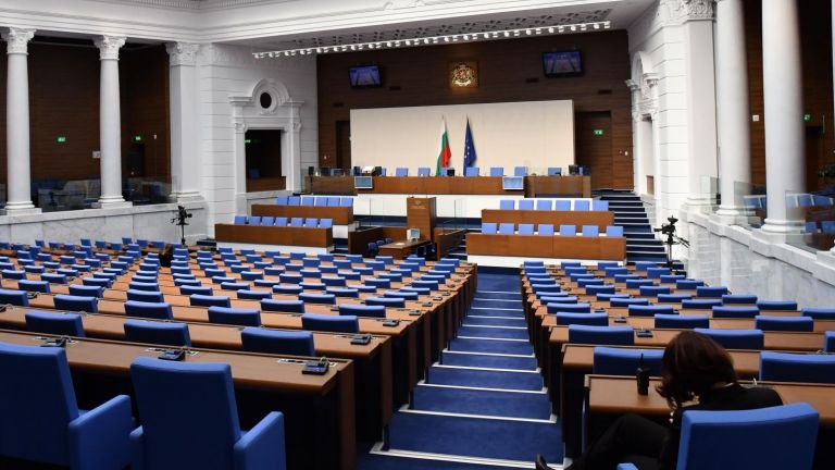 Парламентът решава съдбата на удължителния бюджет