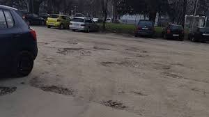 „Кратери“ и прах до Второ РУ в Русе: Паркингът, по който всеки ден минават деца