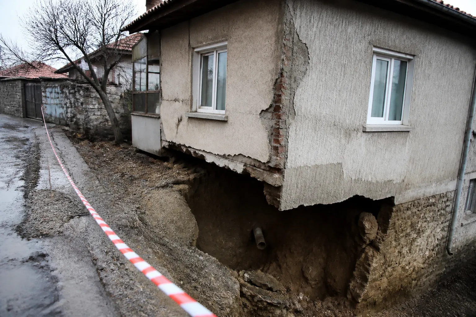 Къща в Екзарх Йосиф пропада след ВиК авария
