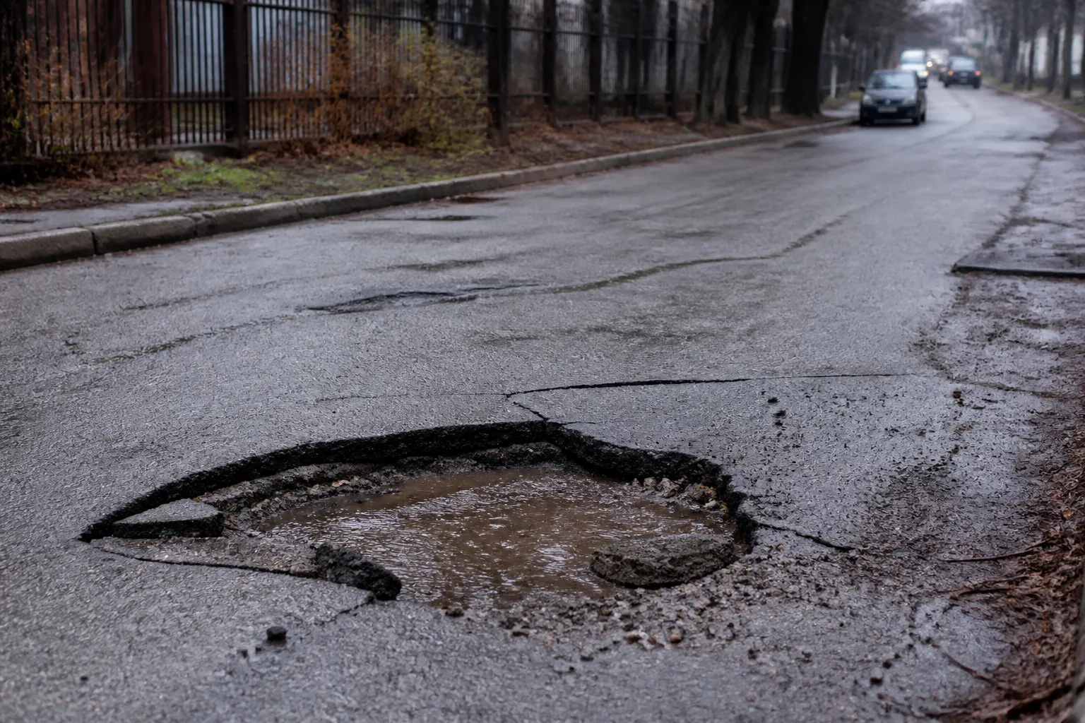 Кратер на улица „Местност Стрелбище“ в Русе остана без сигнализация