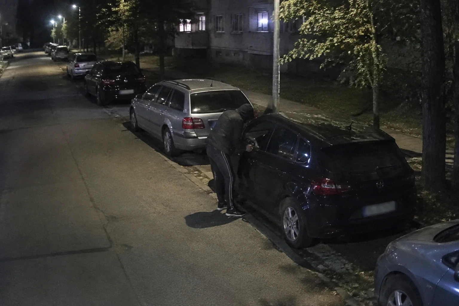 Камера засне мъж да пробва коли в Русе
