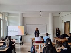 Съдия влезе в клас и предупреди: Един подпис може да ви върже с години