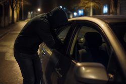 Крадци в Русе откраднаха техника за 3100 евро от отключена кола