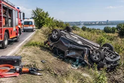 Пожарната в Русе извади заклещена жена след катастрофа край Борово
