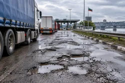 Дупките край Дунав мост в Русе бавят тировете