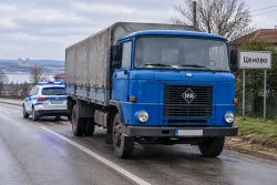 Полиция в Ценово спря камион ИФА с прекратена регистрация