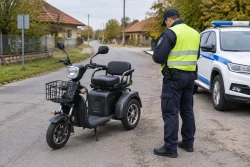 Полицията във Ветово спря нерегистриран електрически мотопед