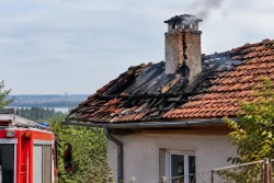 Пожар в „9-и километър“ край Русе повреди покрив