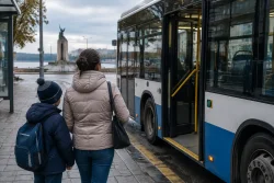 Майка и дете бяха свалени от автобус в Русе