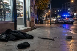 Двама пребиха мъж край магазин във Ветово