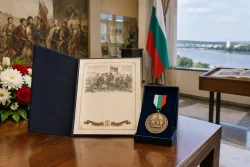 Проф. Николай Ненов получи знак за 150 години Априлско въстание